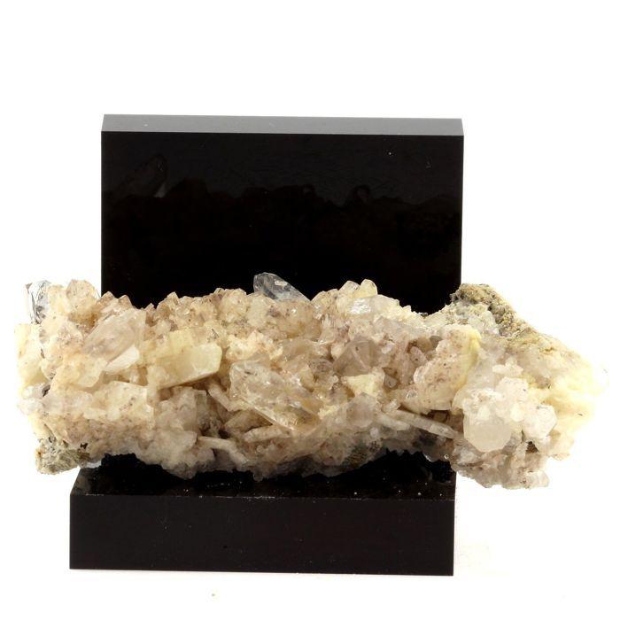 Quartz + Albite 339.9 carats