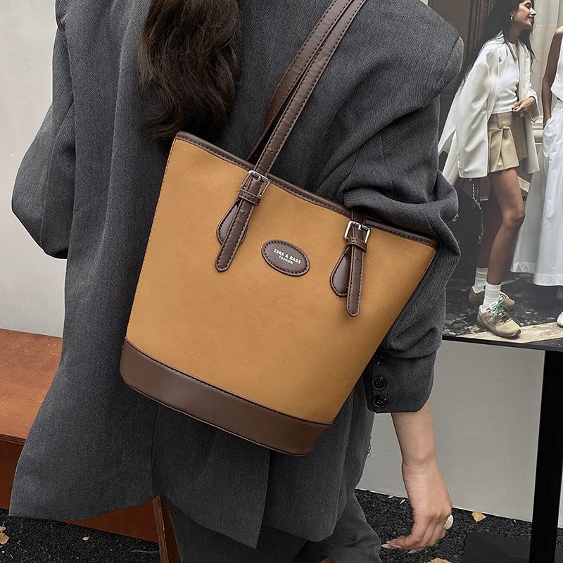 Retro bag women's large capacity 2025 new autumn and winter casual shoulder armpit bag popular commuter bucket bag this year