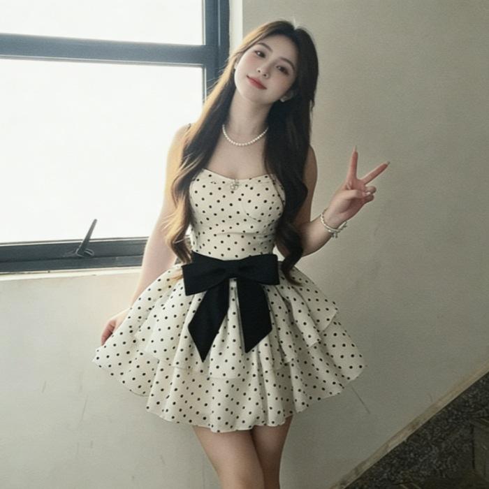Französisches weißes Pünktchen-Latzkleid Kinder Sommer Schleife Reine Lust, die Taille zu betonen und dünn aussehen zu lassen Flauschiges Prinzessin-Kurzkleid