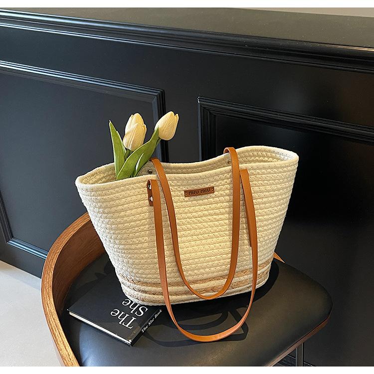 

Нишевая дизайнерская сумка-тоут 2025 новая простая модная маленькая свежая весенняя повседневная соломенная сумка