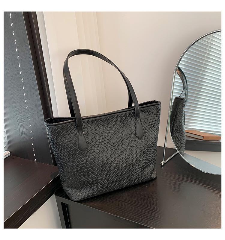 

Lazy wind solid color 2024 autumn and winter retro large capacity casual texture commuting single shoulder underarm crossbody large tote bag чорний