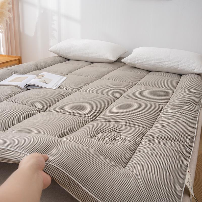 Washable Thickened Cotton Mattress Protector for Dorms and Home.
