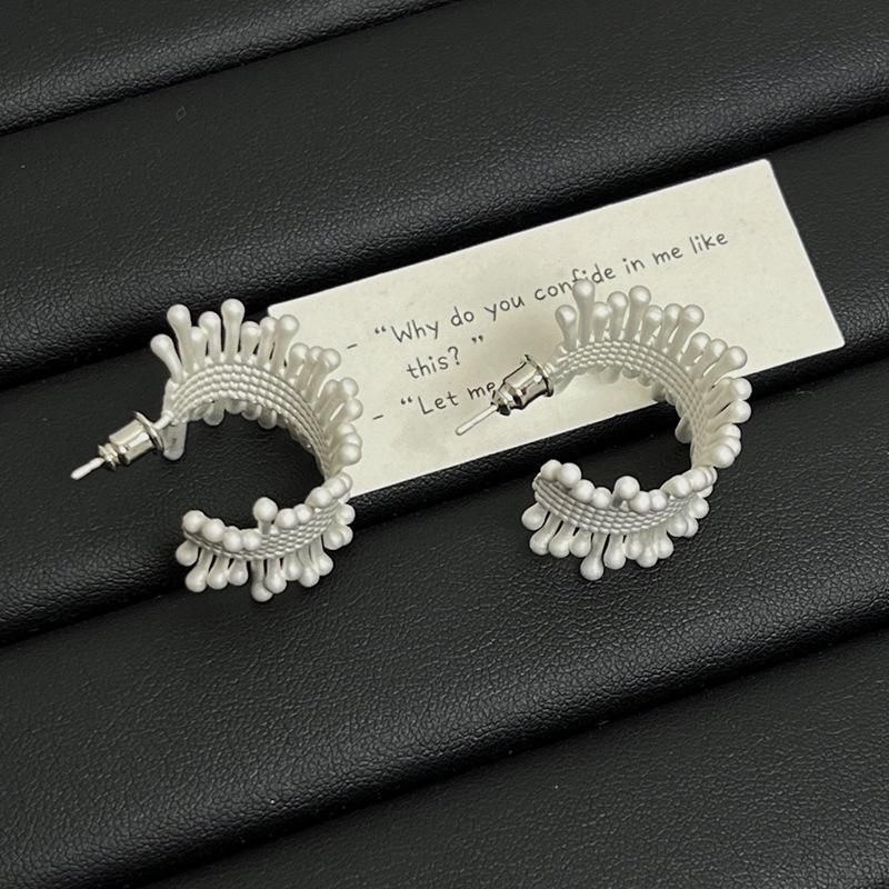 

Элегантные золотистые серьги-пусеты с текстурой для женщин - Уникальный дизайн ручной работы серебряный