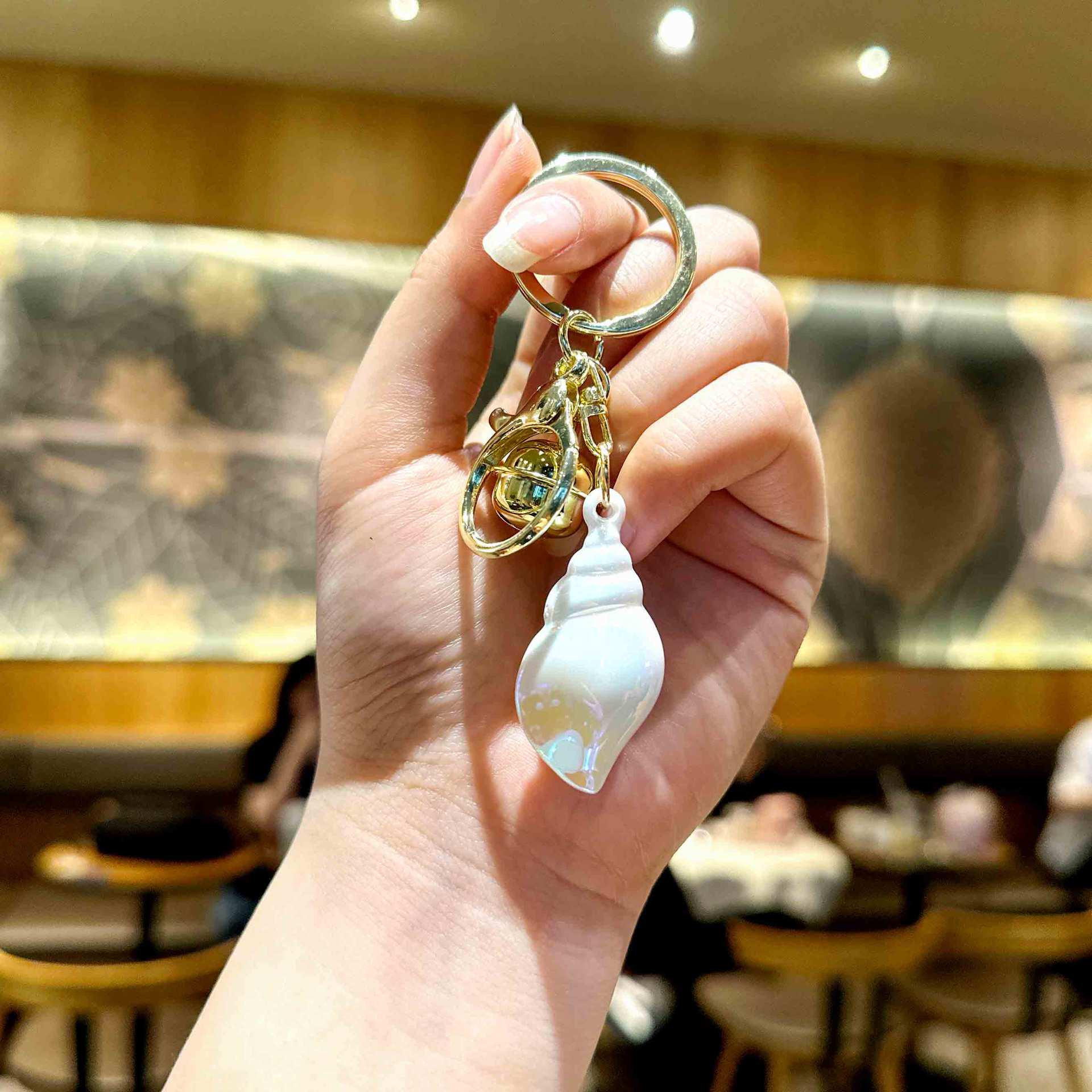 

Переливающийся акриловый брелок в виде морской раковины: Шикарный и красочный кулон для сумок и машин для девочек