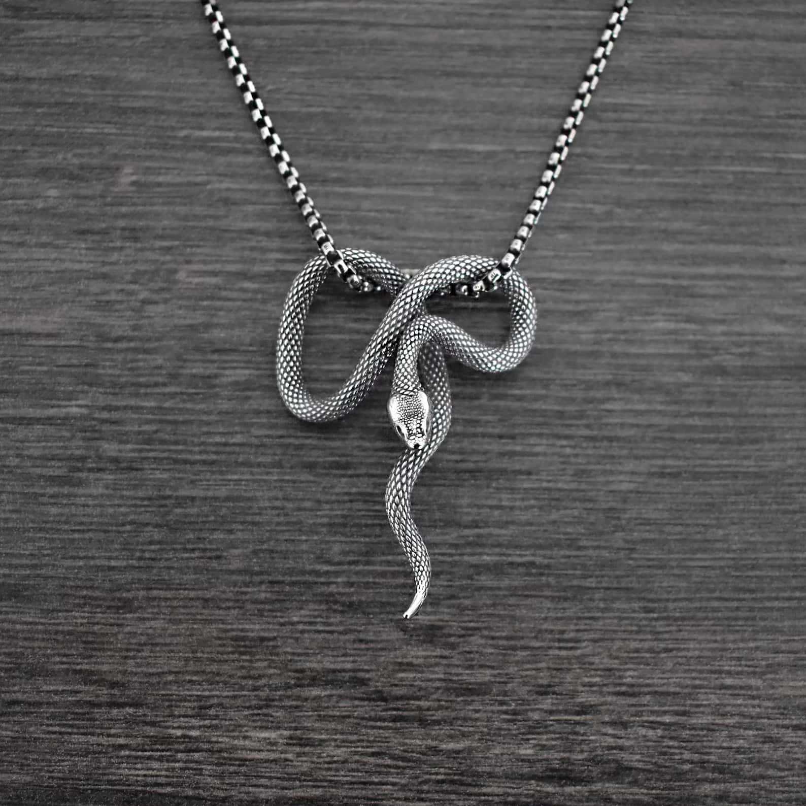 

Gothic Personality Ancient Silver Animal Python Snake Pendant Necklace for Men Women Halloween Punk Stainless Steel Jewelry Gift