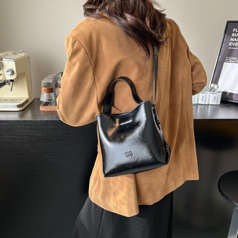 

Сумка-ведро женская 2025 осень и зима новая дорожная красная свадебная сумка на плечо сумка-мессенджер ретро мода 19*11*19 чёрный