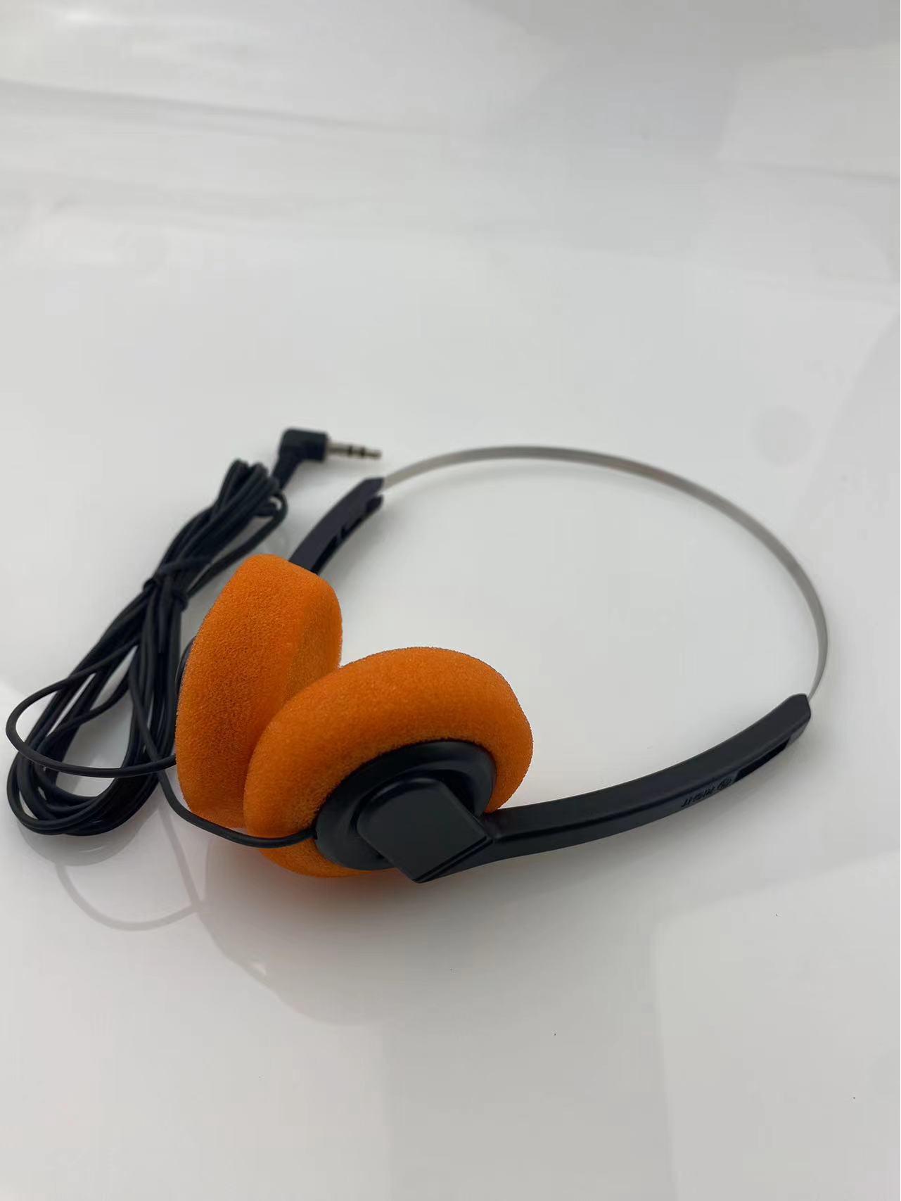 

Удобные для путешествий наушники MP3 со стальной дужкой на голове — легкие, одноразовые, доступны в большом количестве