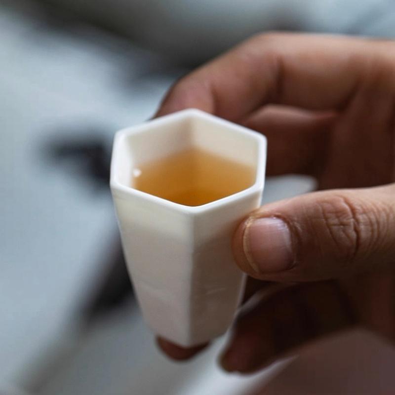 

30ml Small Capacity Suet Jade White Porcelain Hexagonal Kung Fu Teacup Personal Master Cup Taste Wine Tea Cup Tea Set Accessorie 30ml
