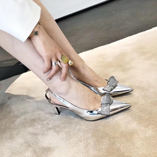

Туфли-лодочки, женская обувь, новые осенние сандалии с бантиком и кристаллами, сандалии на тонком высоком каблуке, женские туфли-лодочки из лакированной кожи, женские туфли без шнуровки с острым носком 39 серебряный