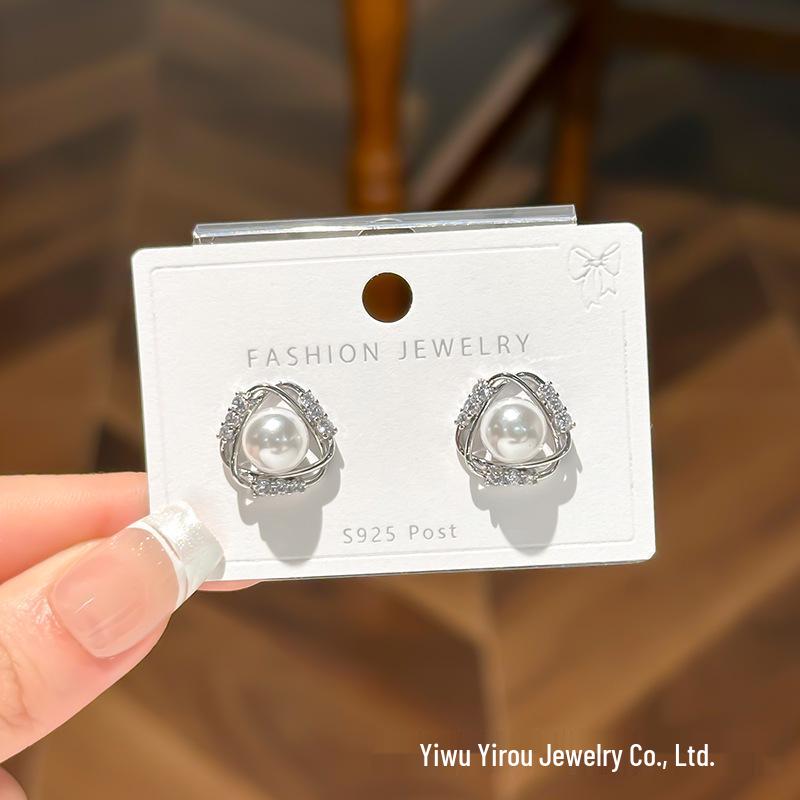 Elegant Hollow Pearl Stud Earrings for Women - Exquisite, High-End, Slimming, and Fashion-Forward Design