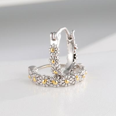 Yousheng 1 Paar Damen Huggie Ohrringe Blumendekor Glatt Polierte Legierung Kupfer Retro Ländlicher Stil Runder Kreis Damenohrringe