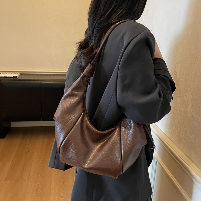 

Large-capacity bag women s 2025 new autumn and winter high-end commuting shoulder bag exquisite messenger dumpling bag темно-коричневого