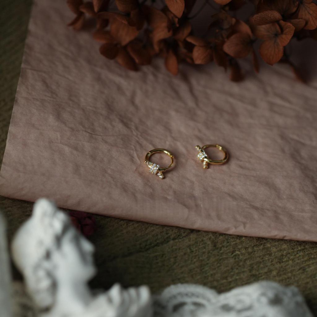 Xiao Shi S925 Sterling Silver 14K Gold-Plated Shiny Ear Cuff Hoop Earrings.