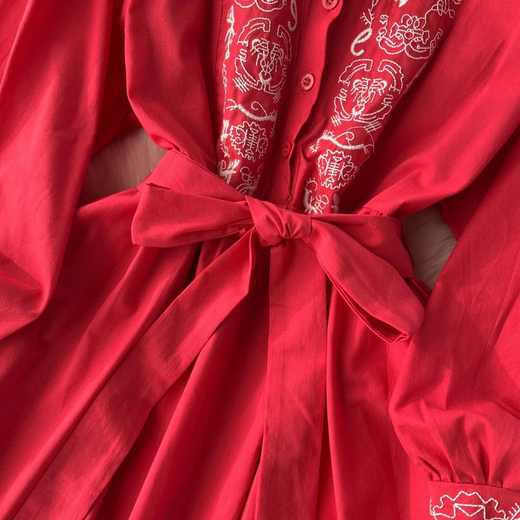 Obcisła sukienka z dekoltem w kształcie litery O, haftowany, bufiasty rękaw, guziki Vestidos, styl etniczny, wiosenne fałdy, sukienki w jednolitym kolorze, linia A