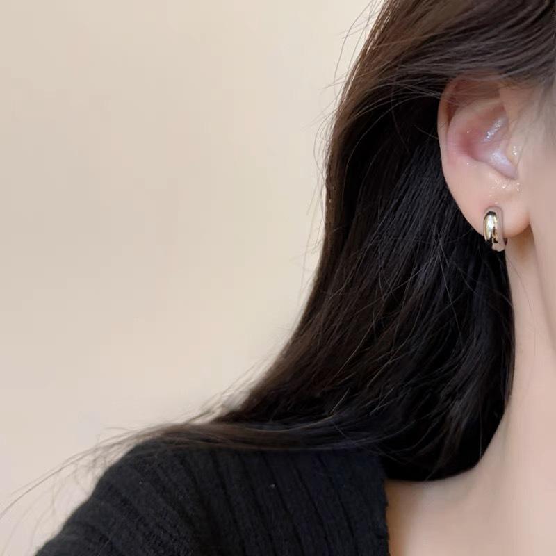 

Metal smooth surface painless ear clips, mosquito coil disc, high-end sense light luxury earrings, women s fashion versatile circles