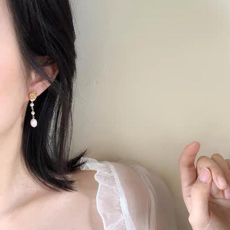 Retro Three-dimensional Rose Natural Strong Light Pearl Stud Earrings Simple Cold Wind Earrings 2022 New Silver-plated
