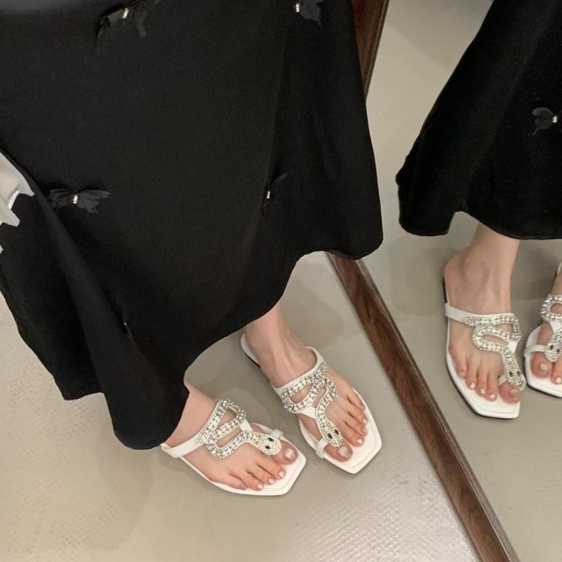 Летние Новые Змеиные Стразы Фея Заколка Вставные Шлепанцы Верхняя Часть Носка Плоские Крутые Женские Мягкая Подошва Низкий Каблук Шлепанцы Пляжные Туфли 40 белый 2470₽