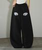 Seulliggeullou Angel Applique Curved Sweatpants [Black]