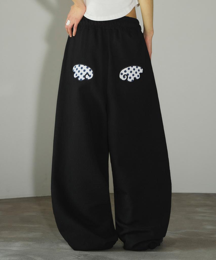 Seulliggeullou Angel Applique Curved Sweatpants [Black]