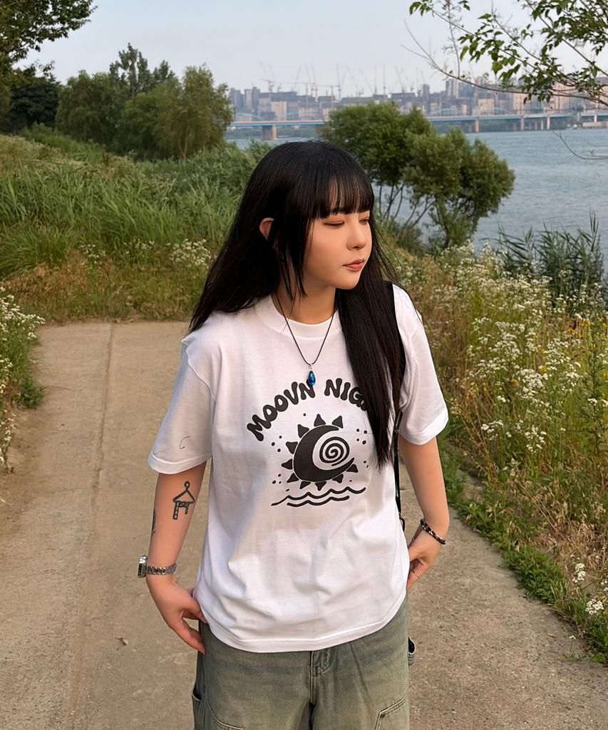 Mubeun Night Graphic Short Sleeve T-Shirt White