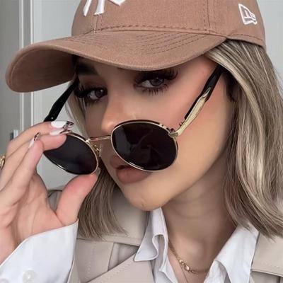 Lunettes de soleil rondes en métal tendance style européen-américain pour femmes - Style urbain