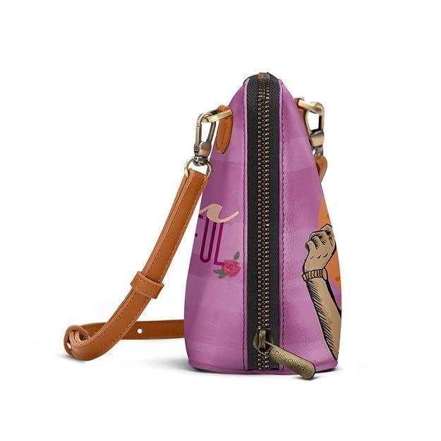 Trapeze Sling Crossbody kabelka pro dívky a ženy | Vyrobeno z odolného materiálu veganské kůže | Pečlivě ručně vyráběné | Zavírání na zip