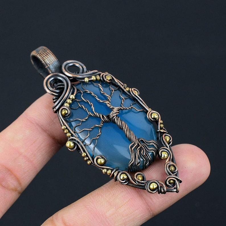 

Подвеска из синего халцедона «Дерево жизни», подвеска из медной проволоки, драгоценный камень халцедон, медная подвеска ручной работы, подарок для нее, ювелирные изделия из халцедона синий