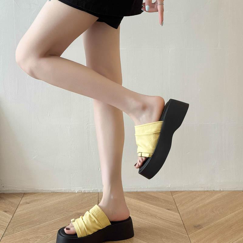 French outer wear 2025 new flat-bottomed pleated soft leather with open-toed slippers women's summer casual beach sandals