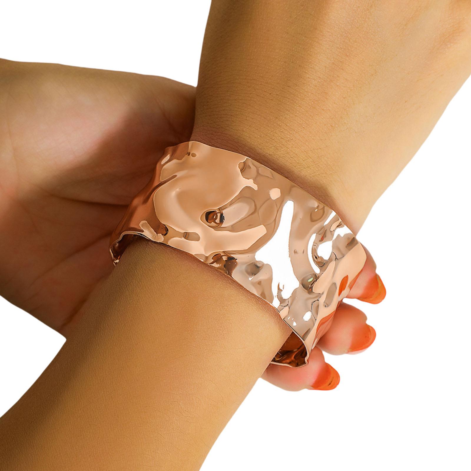 

Панк Металл V-образный текстурированный железный браслет Дерзкий дизайн Заявление Ювелирное изделие V-образный зазор Текстурированный браслет для мужчин и женщин 3