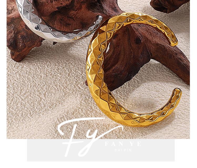 European & American Trendy 18K Gold-Plated Hammered Stainless Steel Bangle for Women
