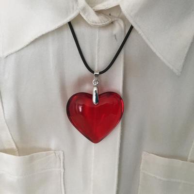 Collana con Ciondolo a Forma di Cuore Rosso in Vetro con Cordino in Pelle Nera