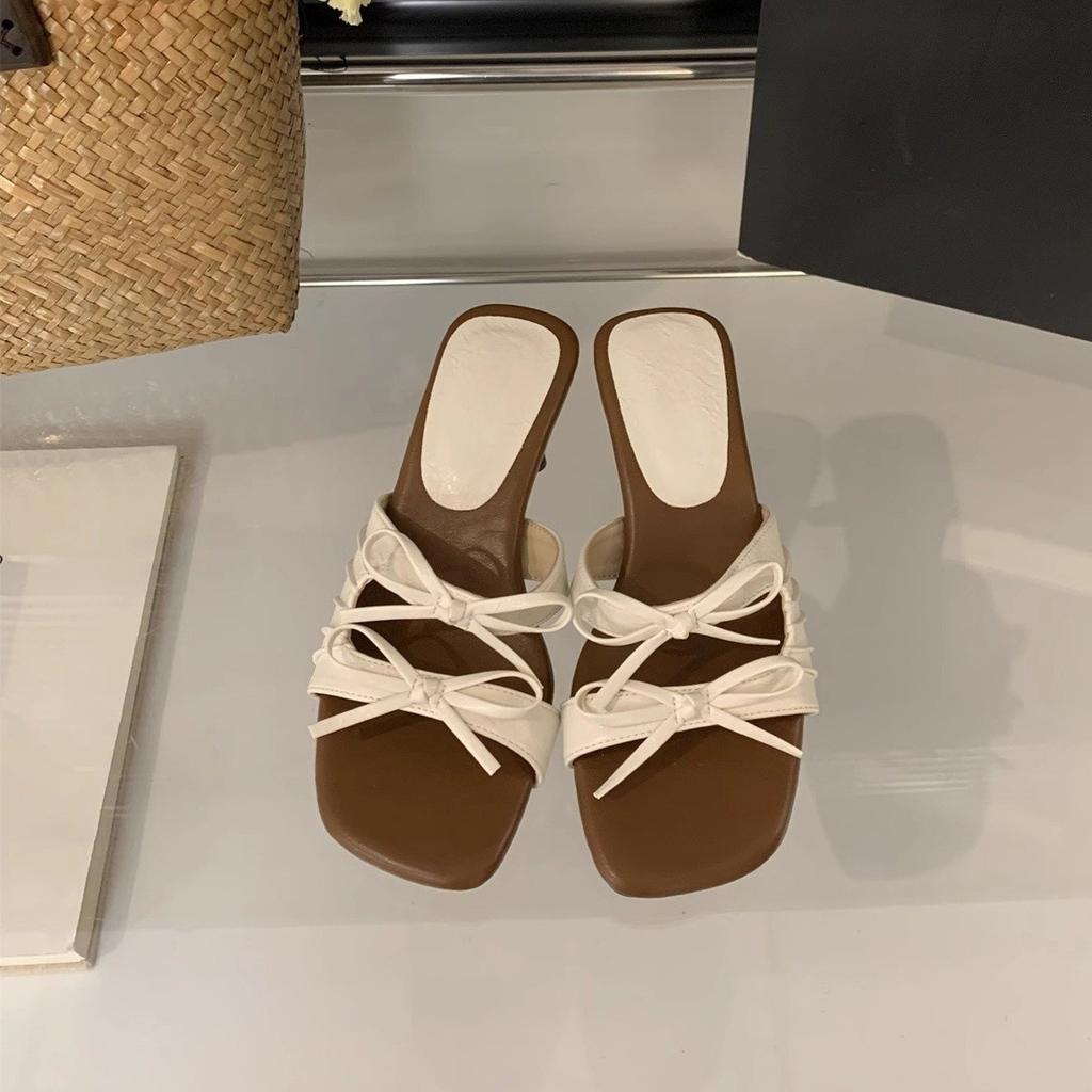 Hausschuhe Damen Oberbekleidung Sommer 2025 neue Sandalen mit dickem Absatz eckige Zehenpartie coole Hausschuhe mit Rock Damenschuhe Einwort-High Heels