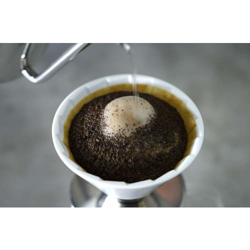 Coffee Dripper Gloss White (Beasty Coffee, Arita, Saga Prefecture) A Dripper with a Striking Metal Finish