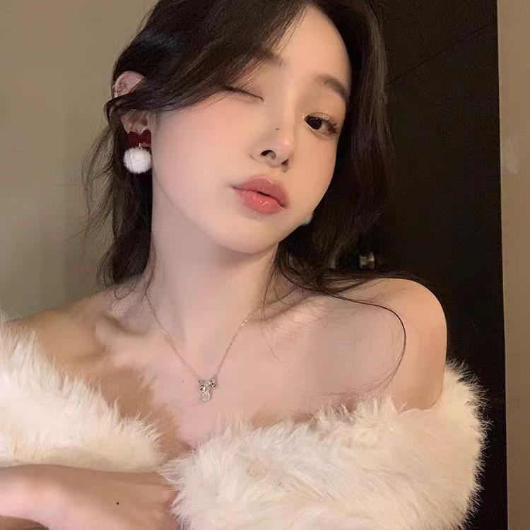 Boucles d'oreilles pendantes en peluche avec nœud rouge 2025 – Design unique boule de fourrure automne/hiver pour femmes