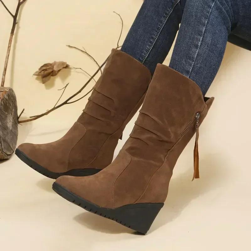 Модные винтажные ботильоны из искусственной замши на танкетке для женщин 2024 года, теплые плюшевые короткие сапоги на плоской подошве, женские ковбойские боты без застежек