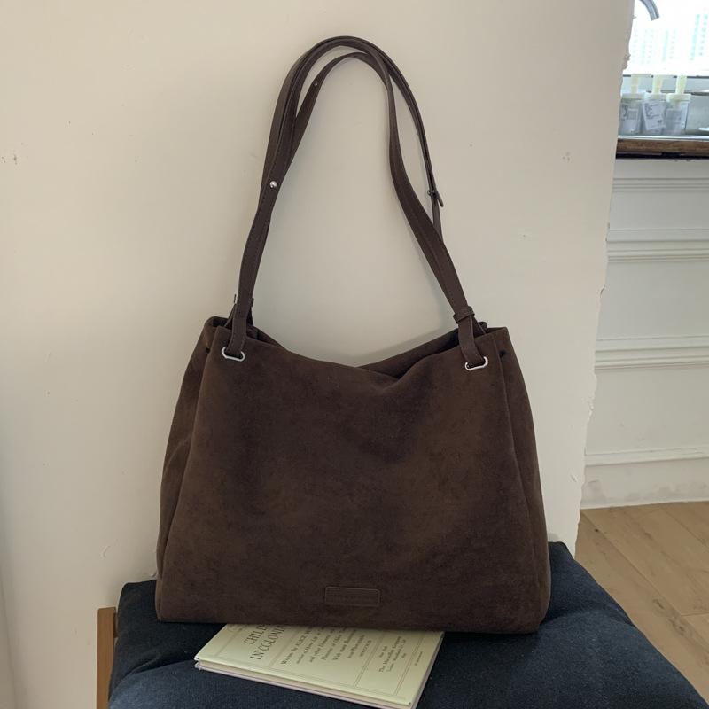 

Осень и зима ретро сумка большой вместимости женская 2025 новая одноплечевая универсальная модная замшевая сумка-тоут под мышку для通勤 тренд