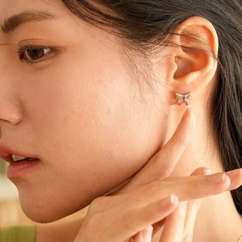 BELLOOGGI Blue diamond ribbon earring