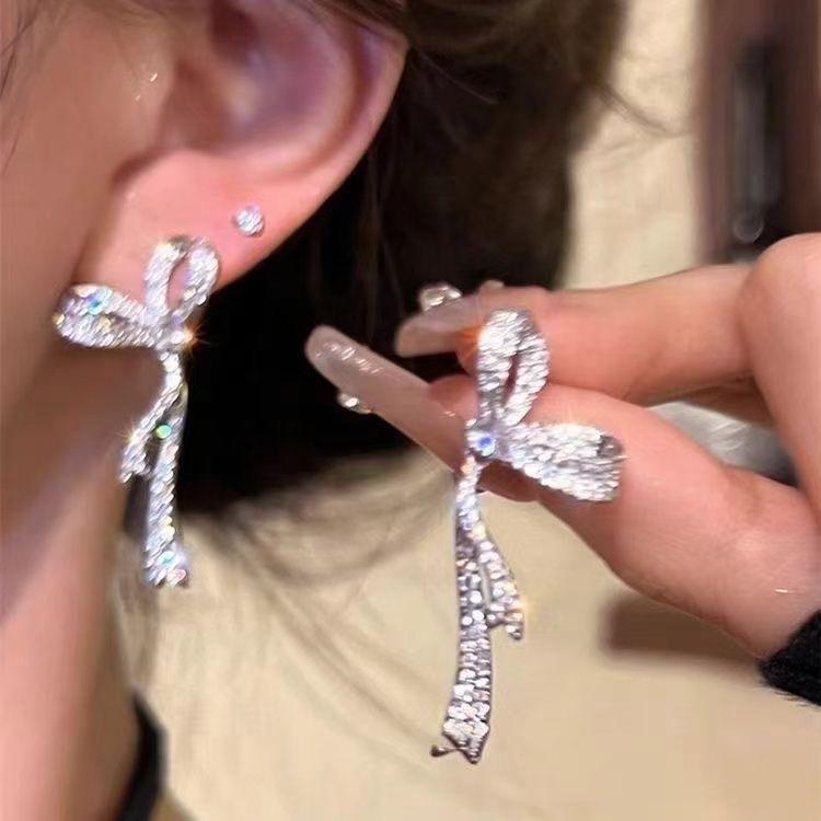 

Korean version of temperament streamer bow stud earrings light luxury high sense unique earrings women s super flash full diamond niche earrings серебряный