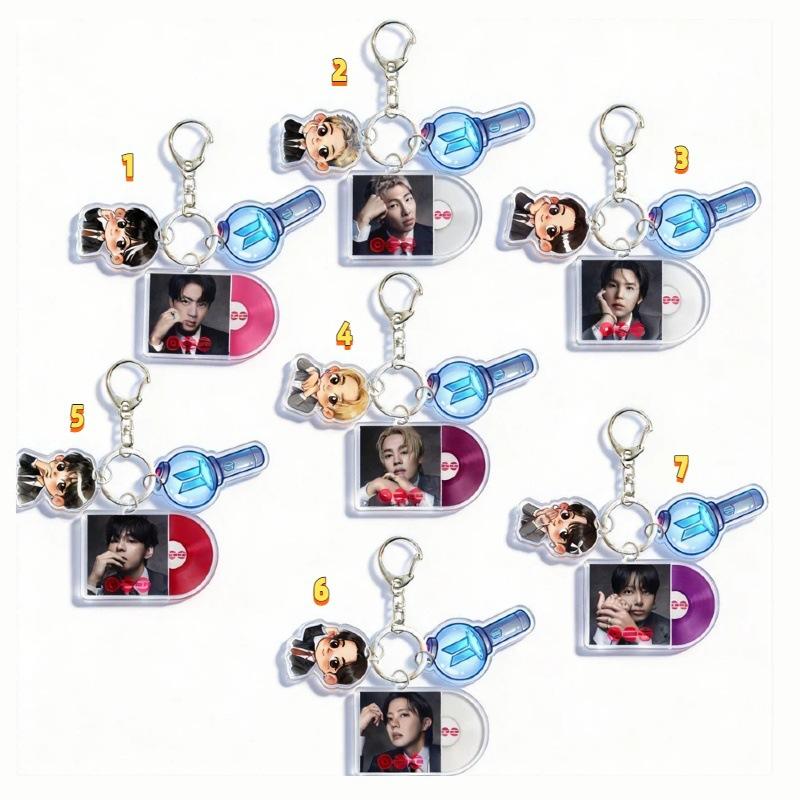 BTS Portachiavi Stile Disco in Vinile, con una Persona Reale, un Personaggio dei Cartoni Animati e un Bastoncino Luminoso – Un Accessorio in Tre Pezzi per Merchandising di Celebrità.