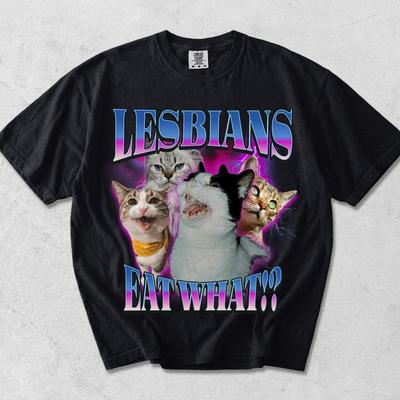 Lesbijki Jedzą Co Koszulka - Zabawna Koszulka z Kotem Lesbijskim - Retro Lata 90. Podróbka Koszulki z Kotem - Zabawny Prezent z Tęczowej Dumy LGBTQ - Rozregulowany Sarkastyczny Queer