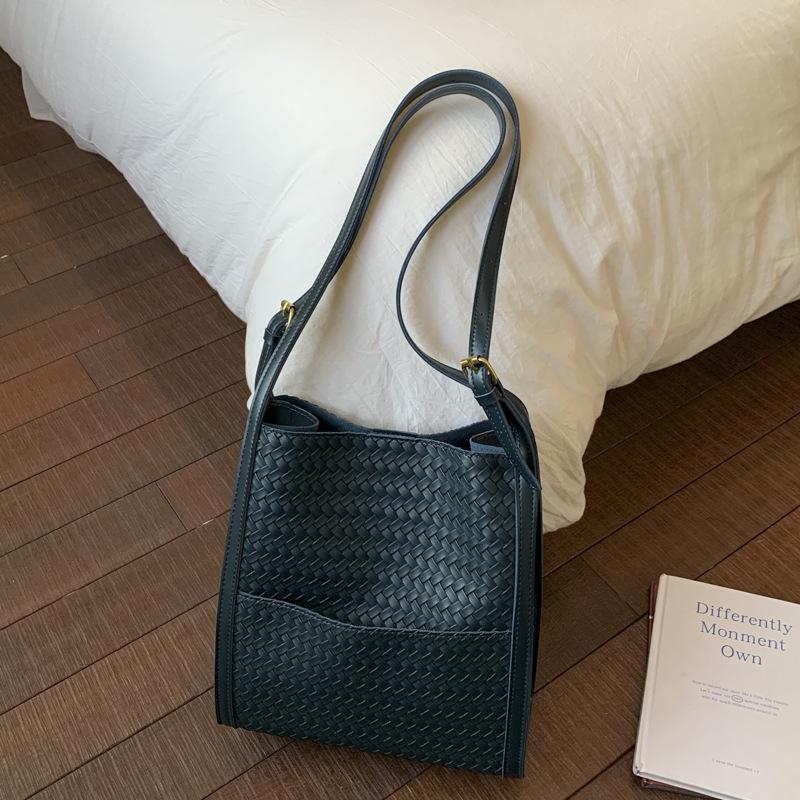 Premium retro woven bucket bag, new large-capacity shoulder tote bag, casual lazy style underarm bag.
