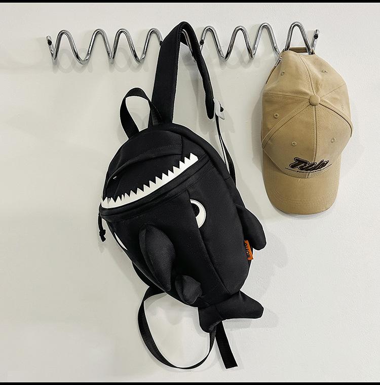 Cartable nouveau requin créature monstre créative sac à dos hommes et femmes dessin animé mignon sac à dos personnalité drôle étudiant célébrité Internet tendance sac d'école