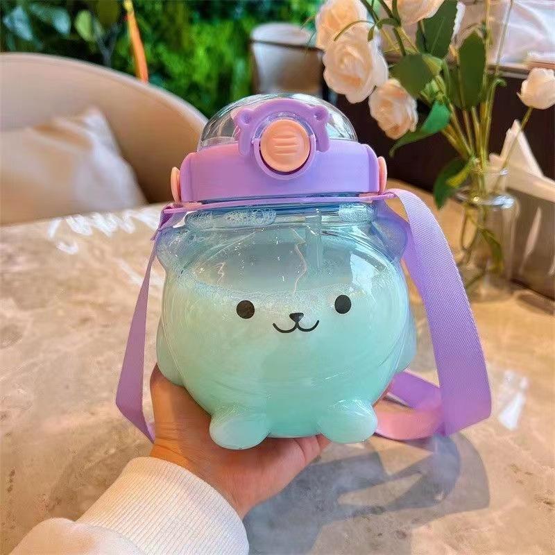 

Пластикова склянка для води великої місткості, склянка з великим животом, склянка ins високої цінності, склянка для води з соломинкою, портативна склянка Free Straw Sticker Strap