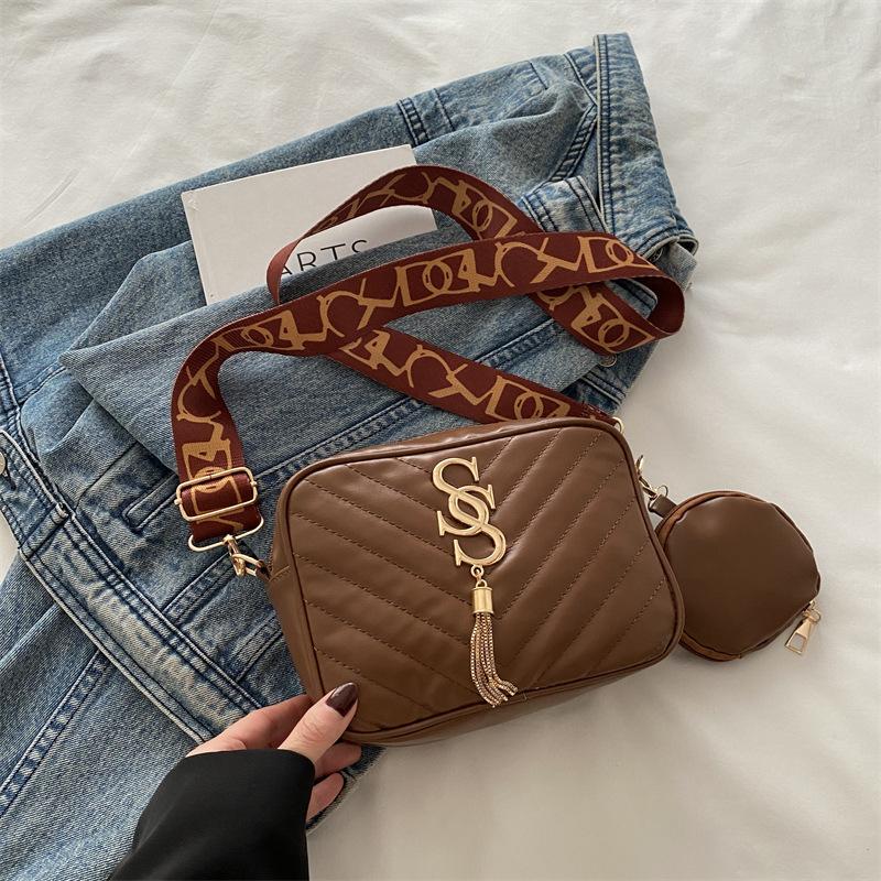 

Korean version of fashion small square bag 2025 spring new letter shoulder bag simple diamond wide shoulder strap messenger bag коричневый