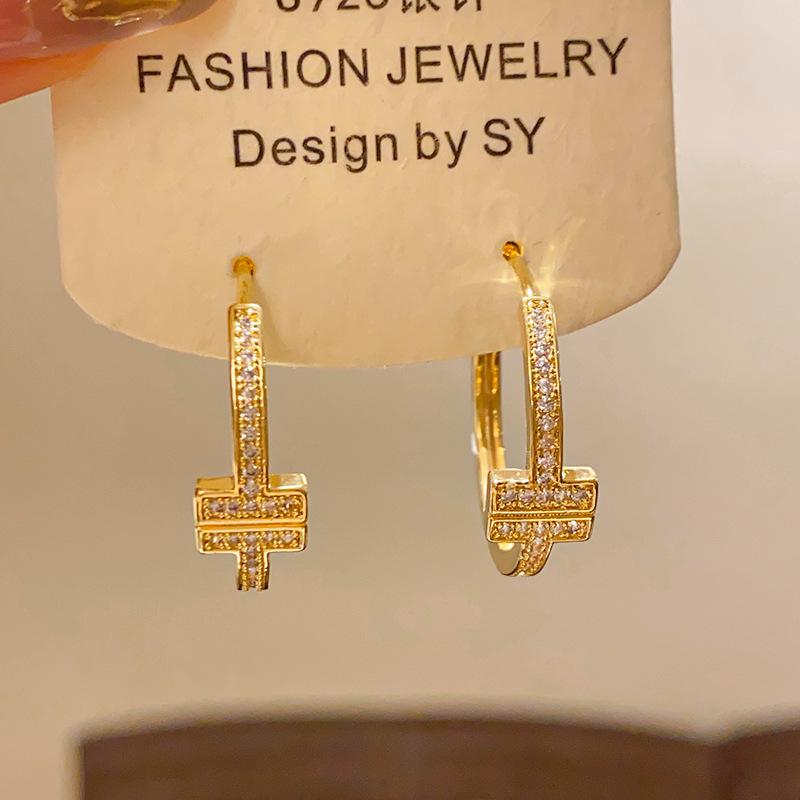 Ear Cuff Letra em Ouro 18K Banhado com Zircônia – Acessório de Brinco Elegante para Mulheres