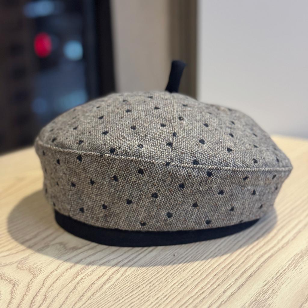 Neue Herbst- und Winter Fischgrät-Punkt Baskenmütze Damen Modisch Sanft und Süß Kleiner Kürbishut Malermütze mit Gesicht