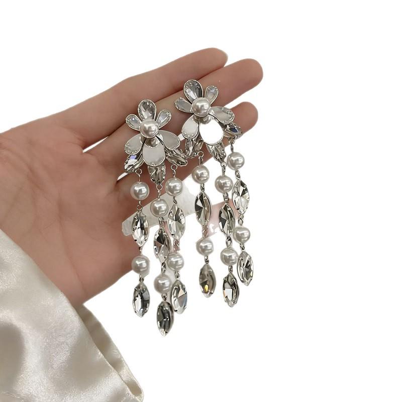 Court style silver diamond-encrusted flower stud earrings retro personality light luxury design earrings dinner dress temperament earrings