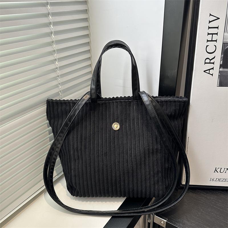 

Korean version of matte retro striped large-capacity tote bag women s relaxation and versatility new personalized casual messenger bag чорний