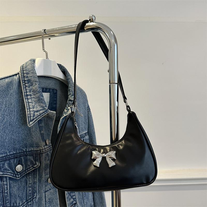 Elegant Medium Sized Moon Bag With Soft Texture And Unique Dumpling Shape For Daily Outings чёрный