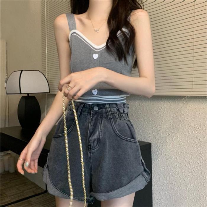 Damska kamizelka z kontrastowym dekoltem i guzikami Love Buttons – letni dzianinowy skrócony top na rok 2024